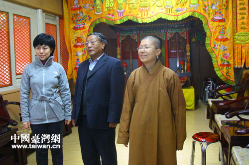 五臺山風景區(qū)文聯(lián)副主席安建華與臺灣人間福報記者、如根大師合影 五臺山風景區(qū)文聯(lián)副主席安建華與臺灣人間福報記者、如根大師合影