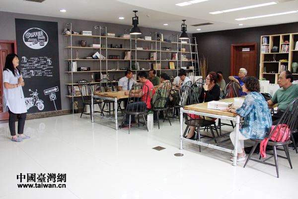 天津101汽車(chē)文化廣場(chǎng)副董事長(zhǎng)張銘與參訪的臺(tái)灣媒體人暢談創(chuàng)業(yè)創(chuàng)新。 天津101汽車(chē)文化廣場(chǎng)副董事長(zhǎng)張銘與參訪的臺(tái)灣媒體人暢談創(chuàng)業(yè)創(chuàng)新。