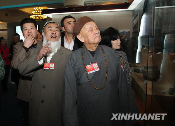 3月11日,出席全國政協(xié)十一屆二次會議的部分全國政協(xié)委員來到北京民族文化宮參觀西藏民主改革50年展覽。