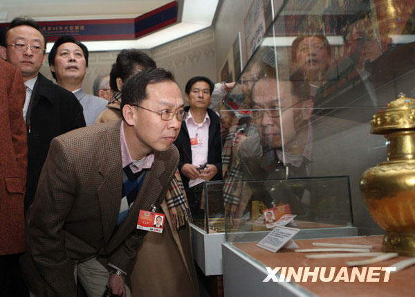 3月11日,出席全國政協(xié)十一屆二次會議的部分全國政協(xié)委員來到北京民族文化宮參觀西藏民主改革50年展覽。