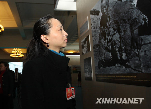3月11日,出席全國政協(xié)十一屆二次會議的部分全國政協(xié)委員來到北京民族文化宮參觀西藏民主改革50年展覽。這是全國政協(xié)委員邰麗華在觀看展覽。