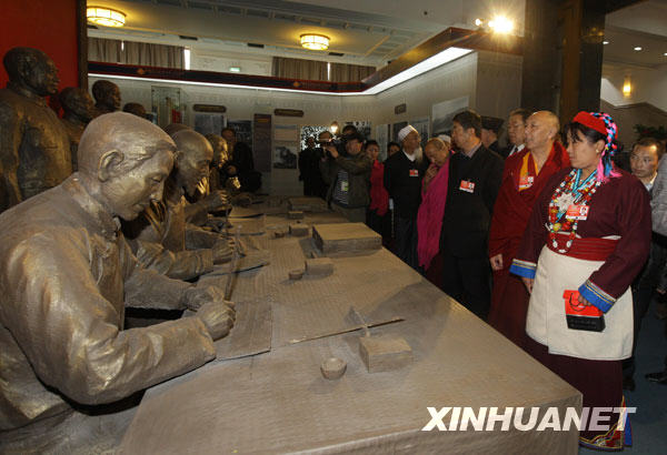 3月11日,出席全國政協(xié)十一屆二次會議的部分全國政協(xié)委員來到北京民族文化宮參觀西藏民主改革50年展覽。