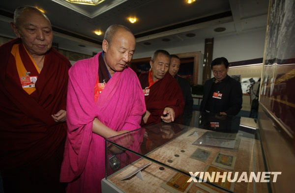 3月11日,出席全國政協(xié)十一屆二次會議的部分全國政協(xié)委員來到北京民族文化宮參觀西藏民主改革50年展覽。